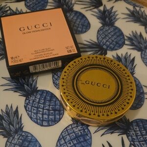 Gucci Glow Highlighter Compact in Gold